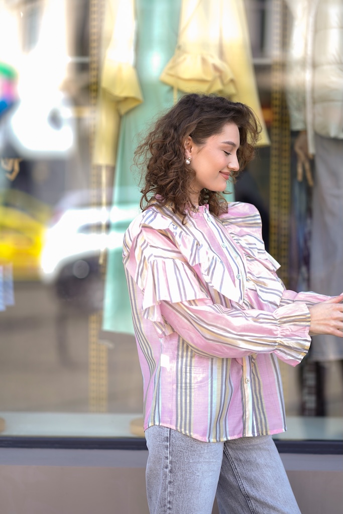 Cămașă roz cu volane și dungi