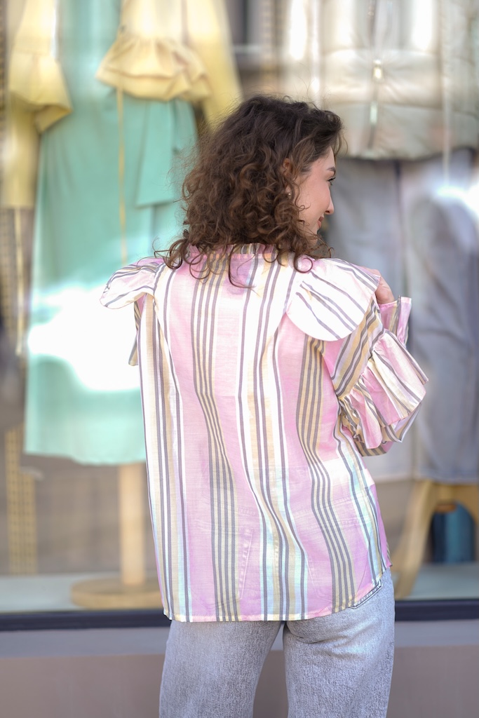 Cămașă roz cu volane și dungi