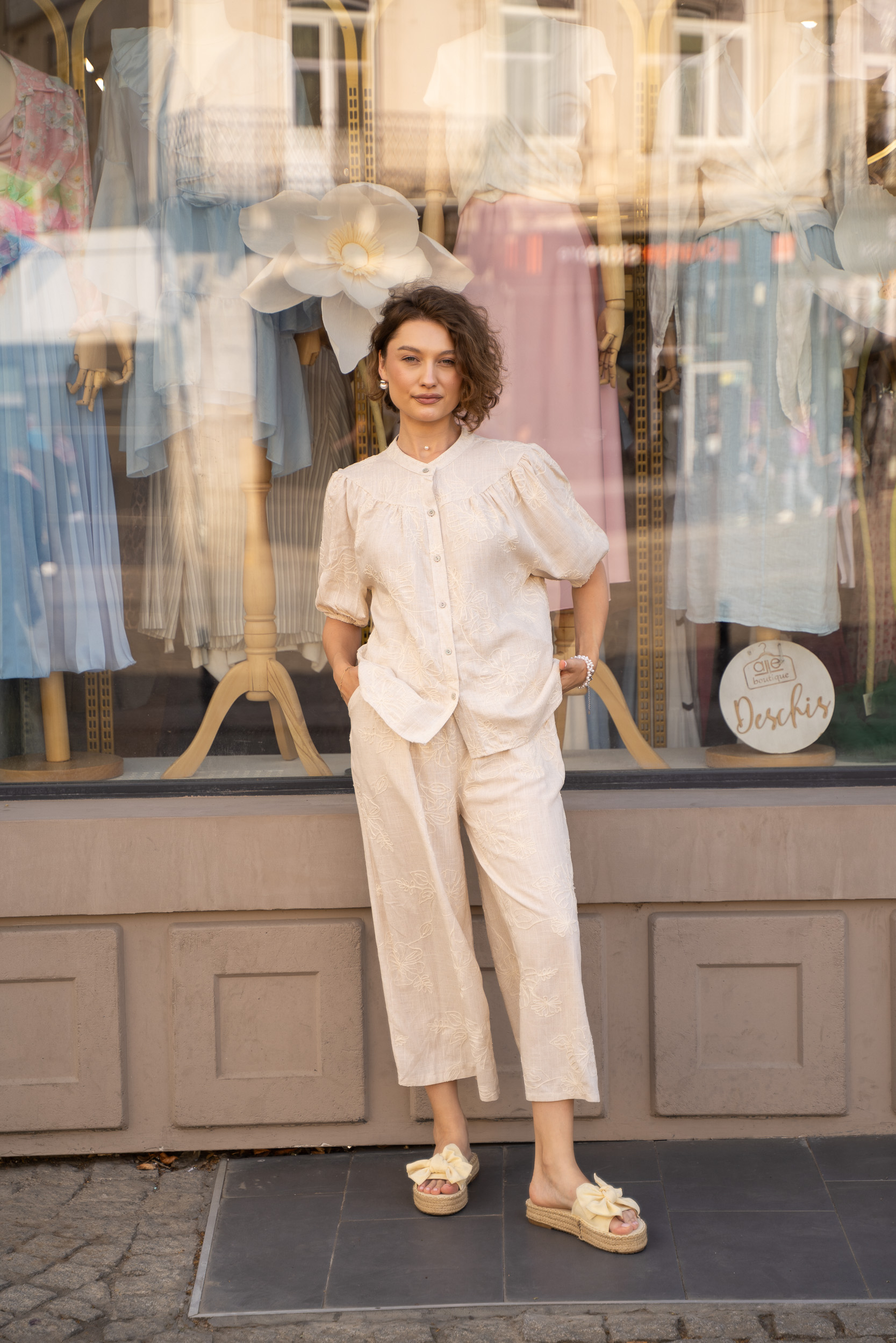 Pantaloni cu curea si model floral