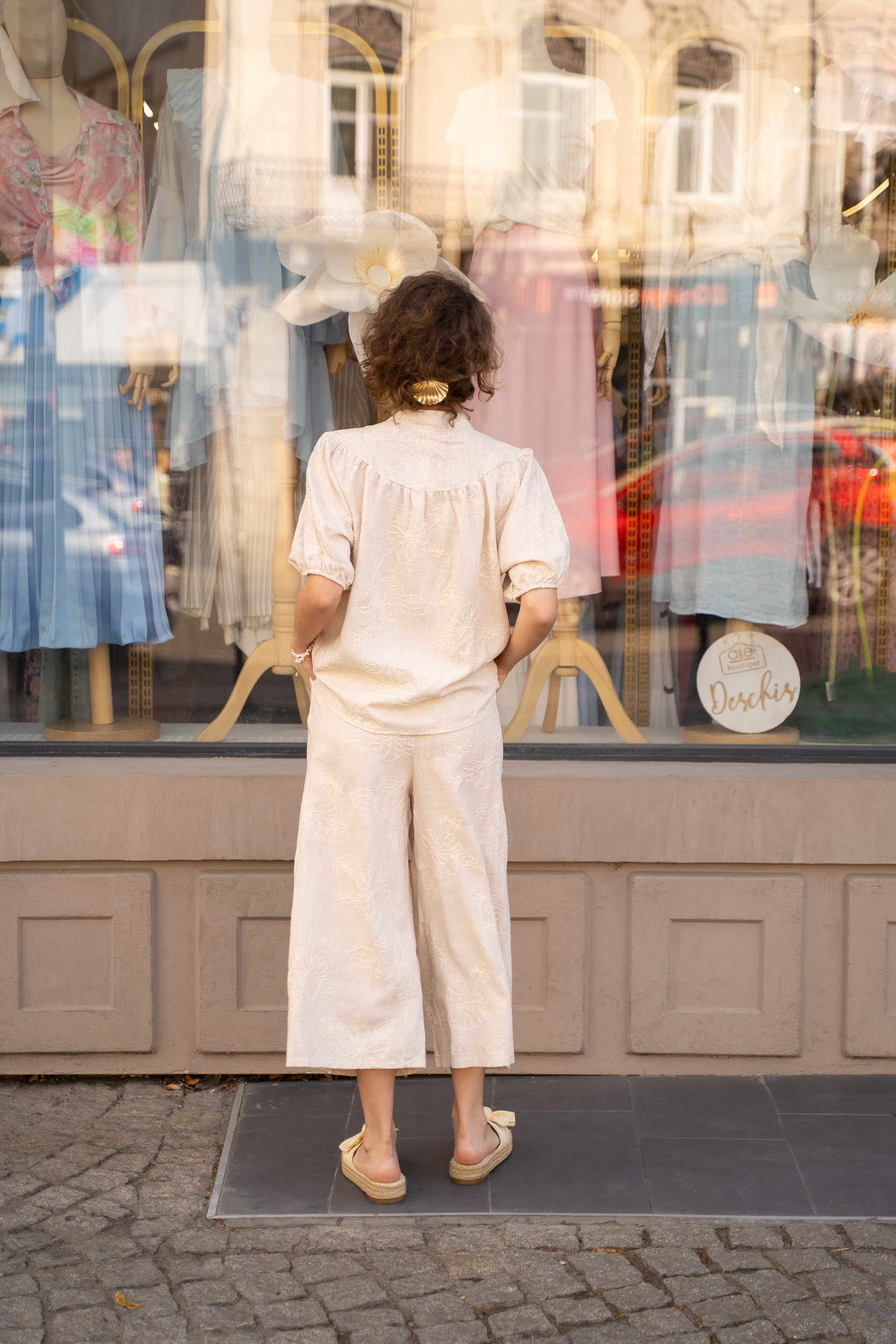 Pantaloni cu curea si model floral