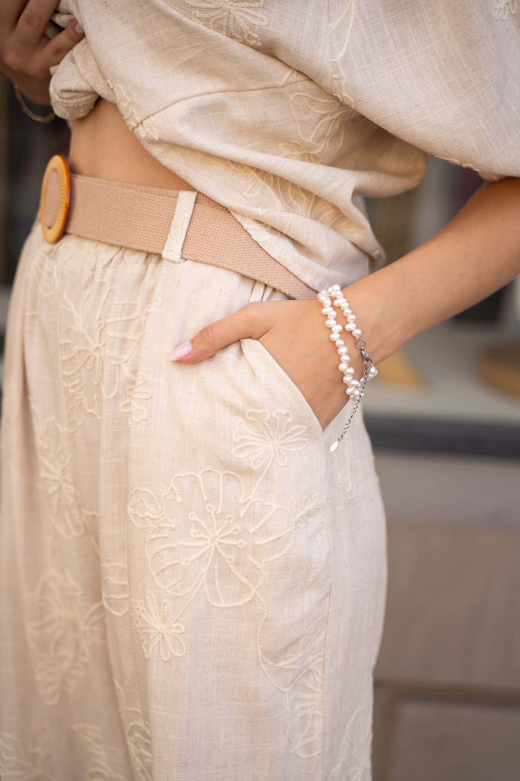 Pantaloni cu curea si model floral