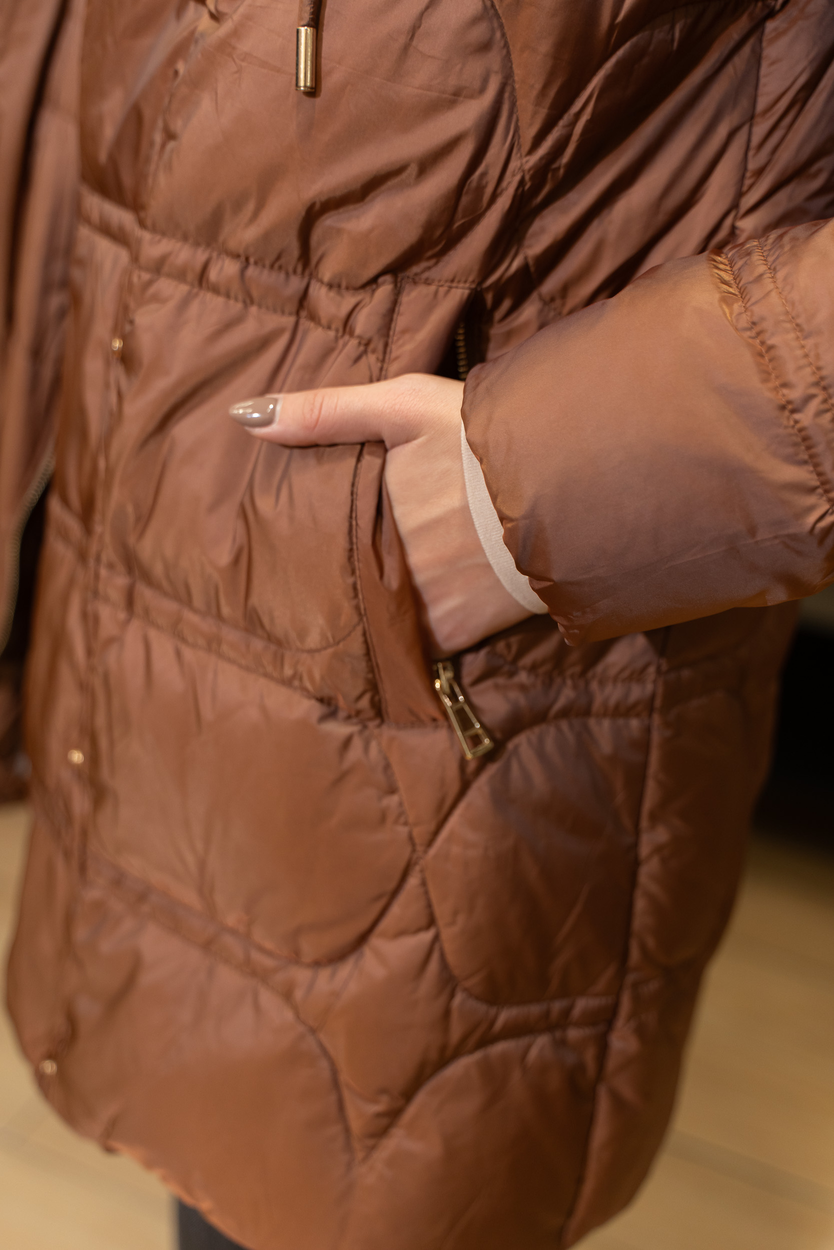 Geacă matlasata cu fermoar si capse maro