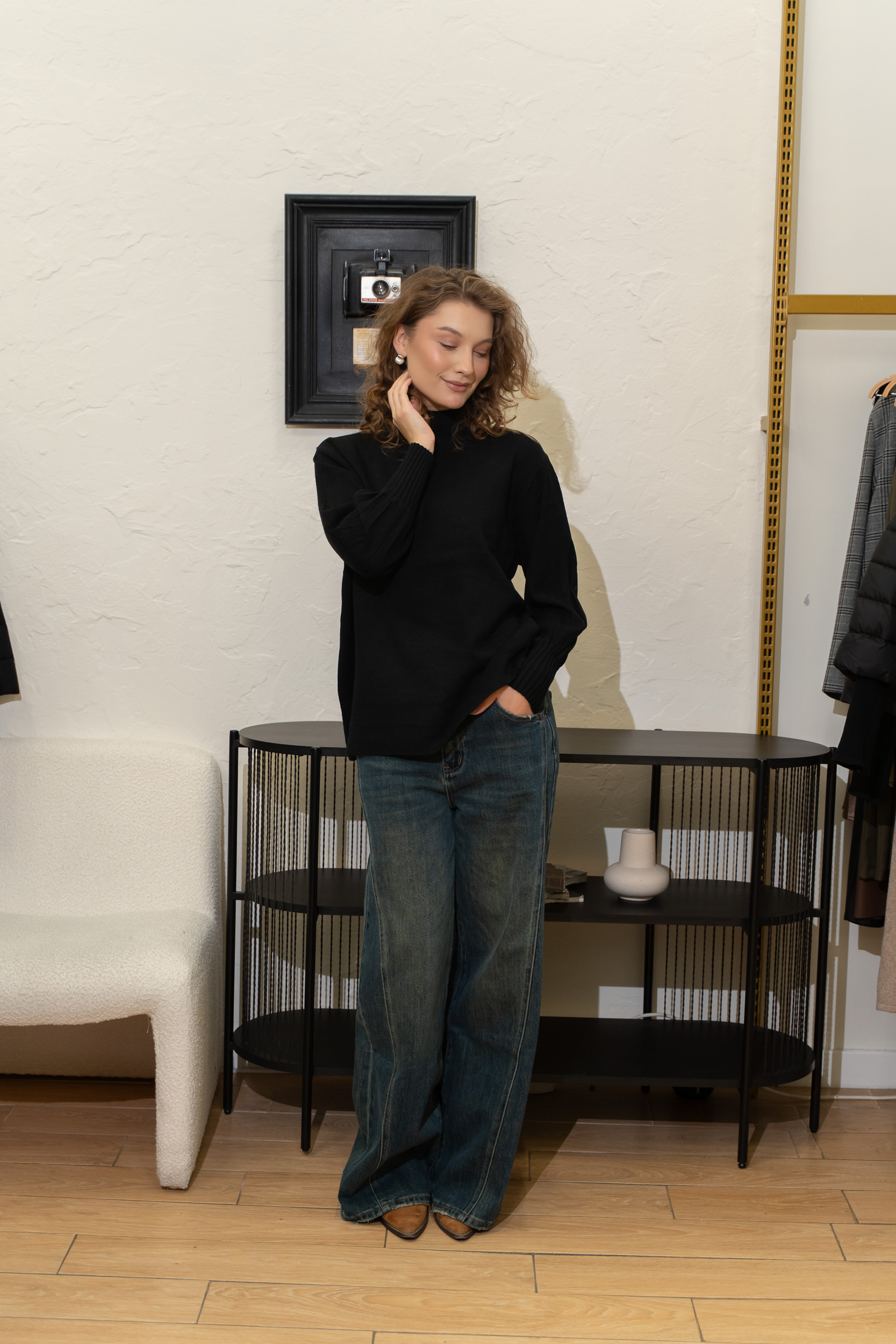 Pulover negru cu mâneci texturate și guler simplu