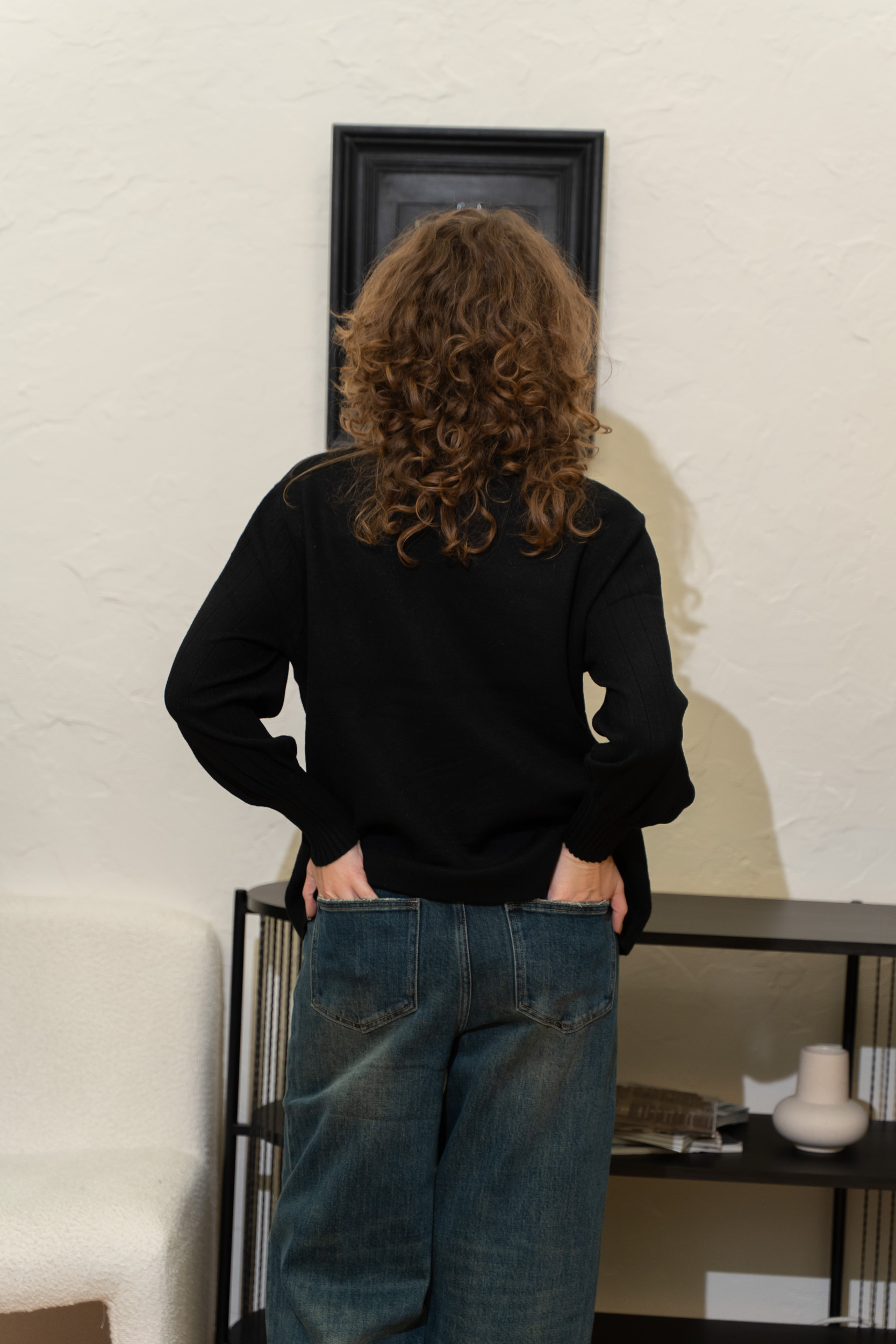 Pulover negru cu mâneci texturate și guler simplu