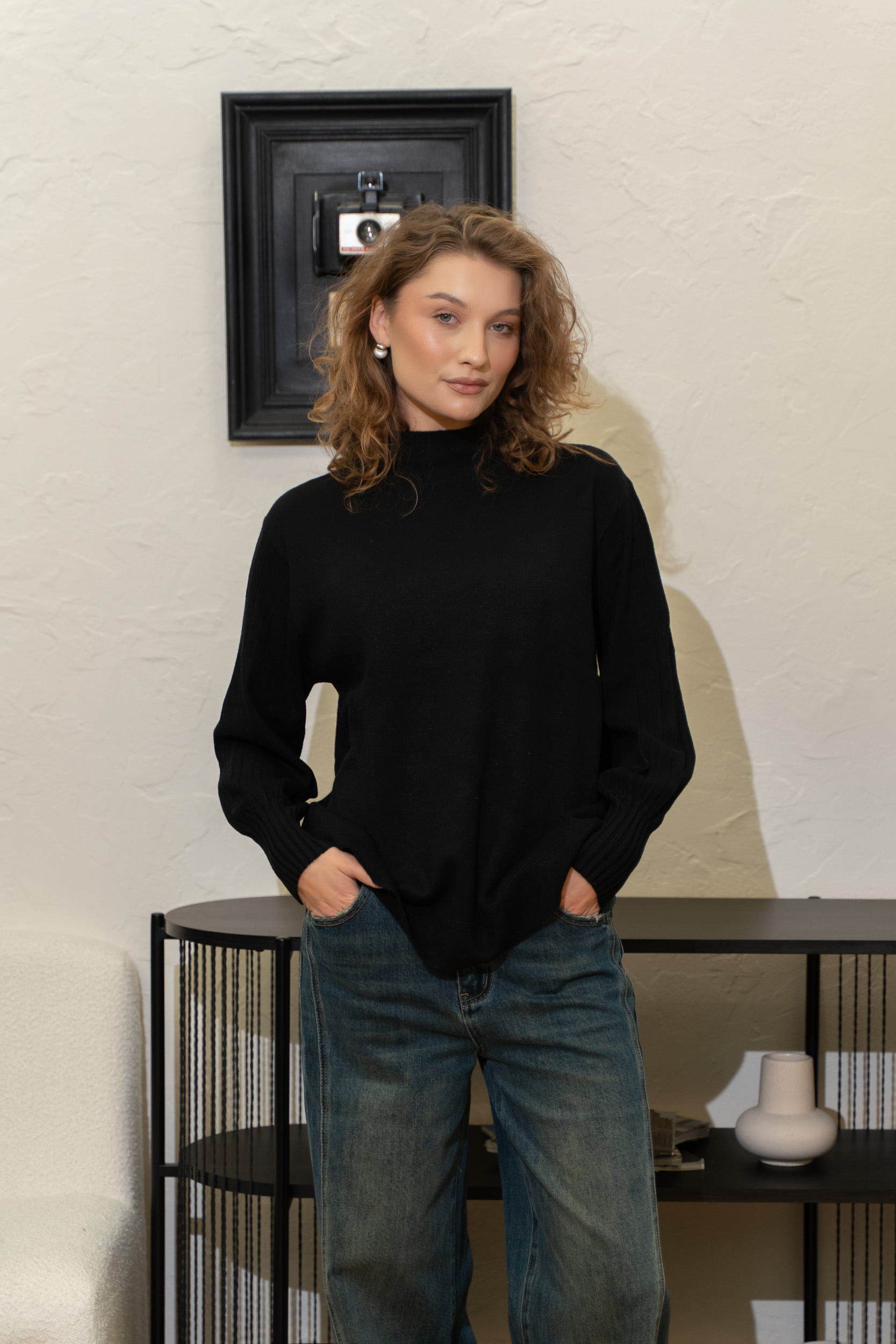 Pulover negru cu mâneci texturate și guler simplu