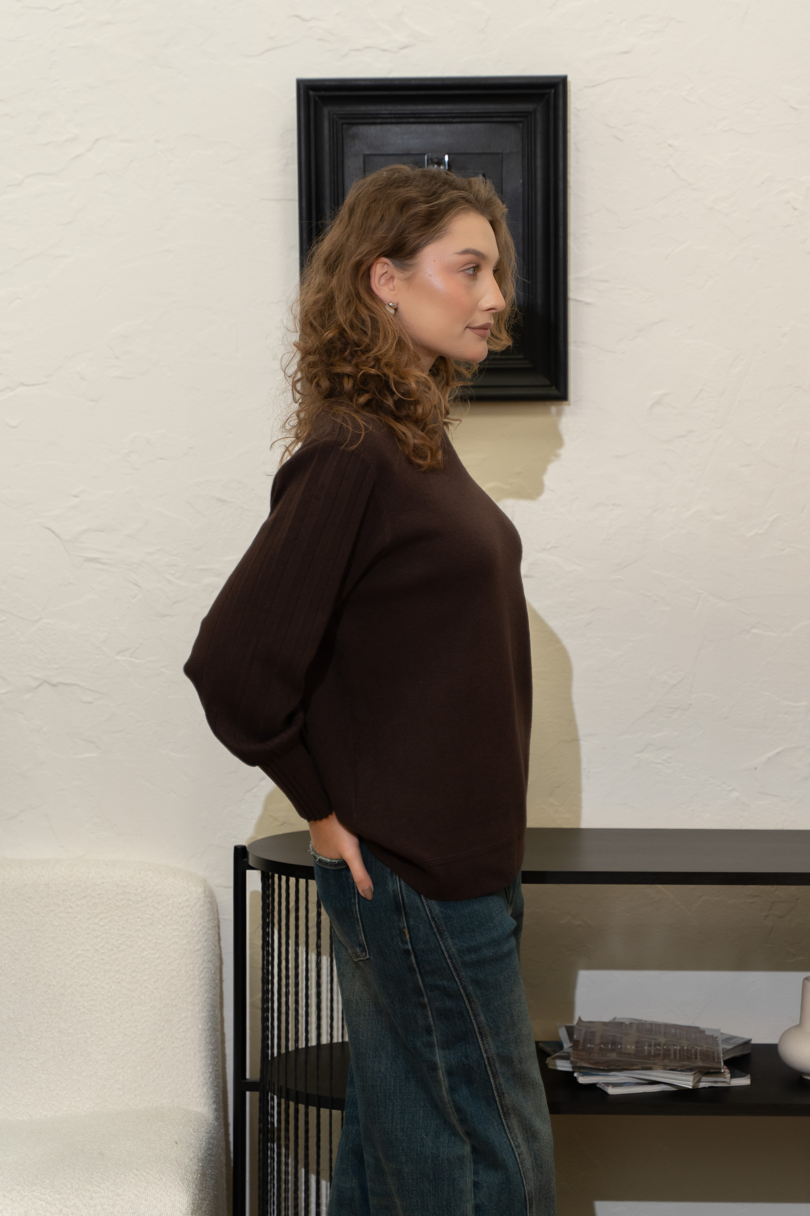 Pulover maro cu mâneci texturate și guler simplu