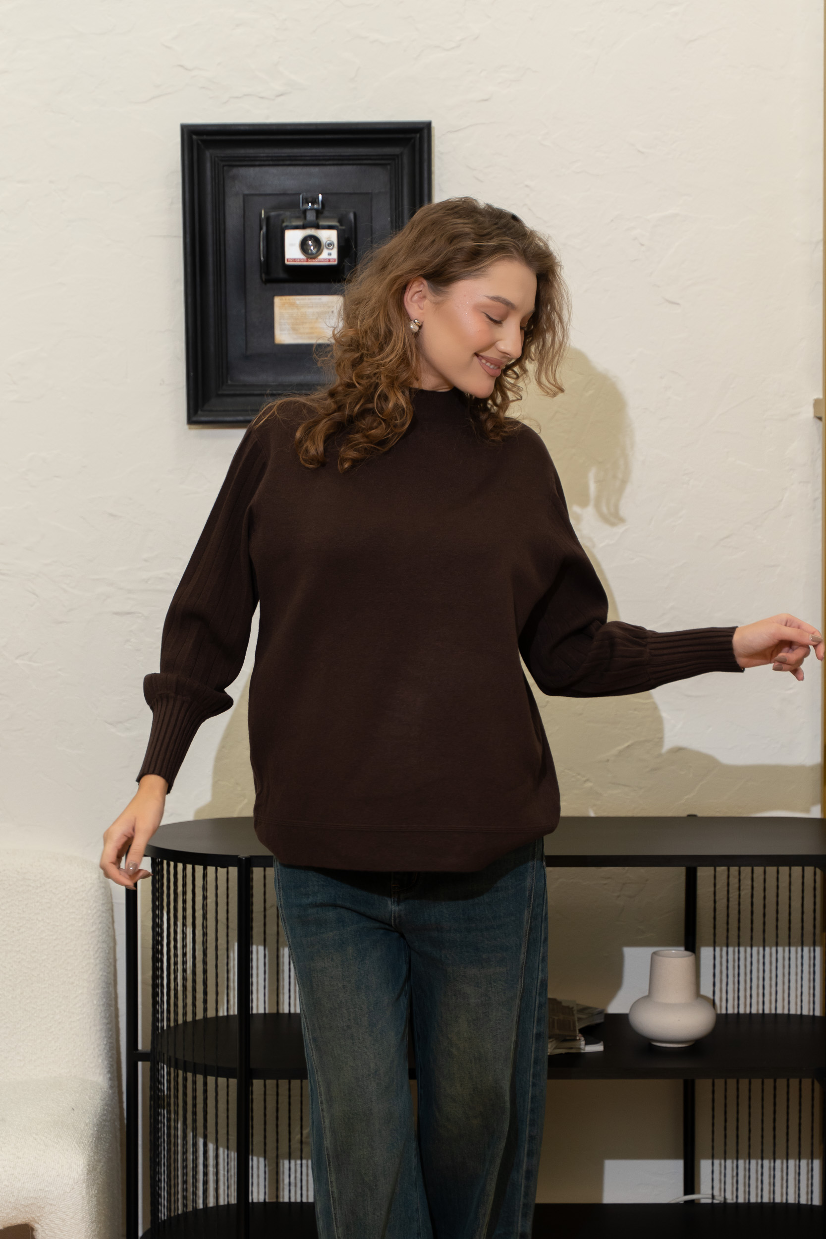 Pulover maro cu mâneci texturate și guler simplu