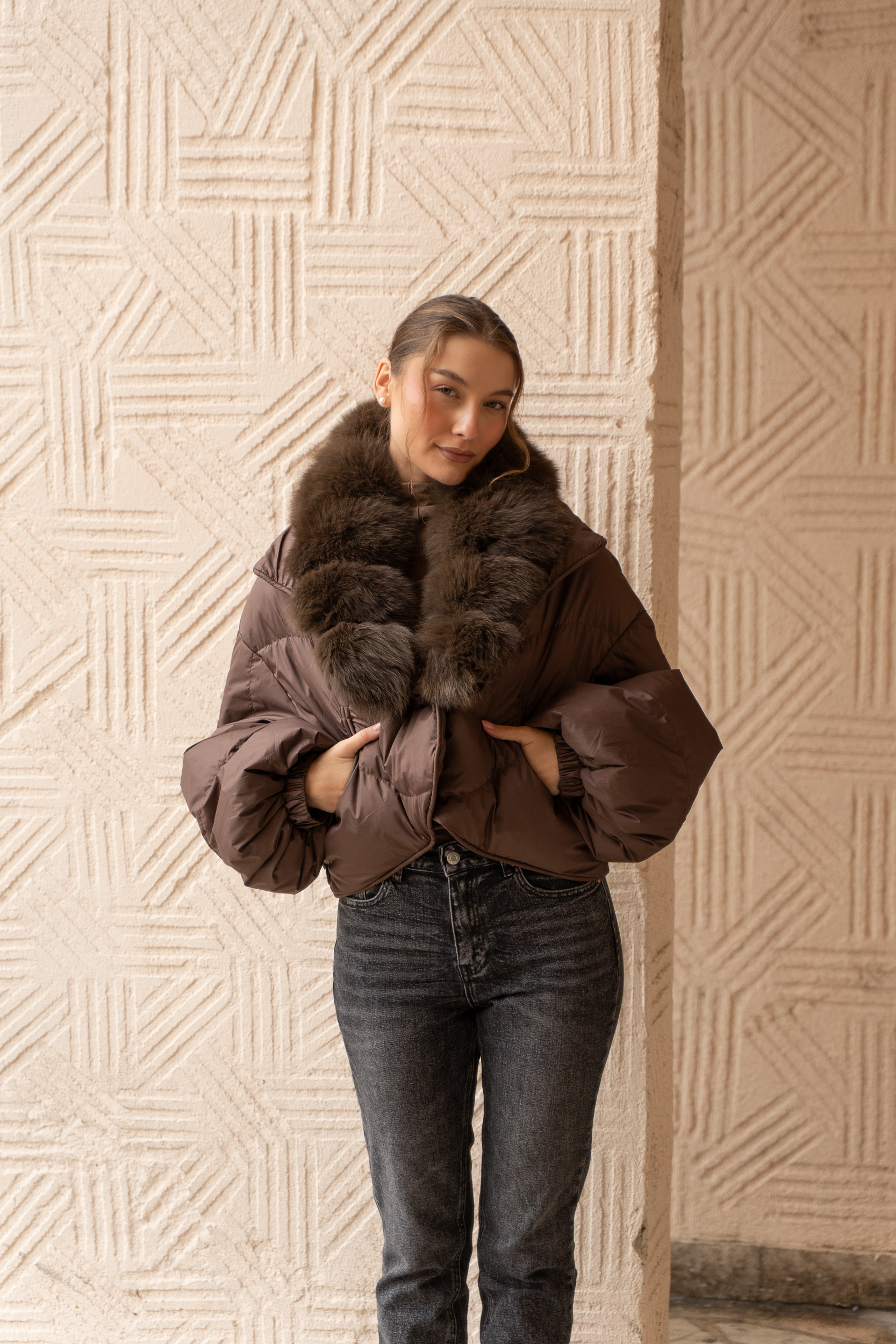 Geaca cu blăniță maro scurtă cu puf și pene