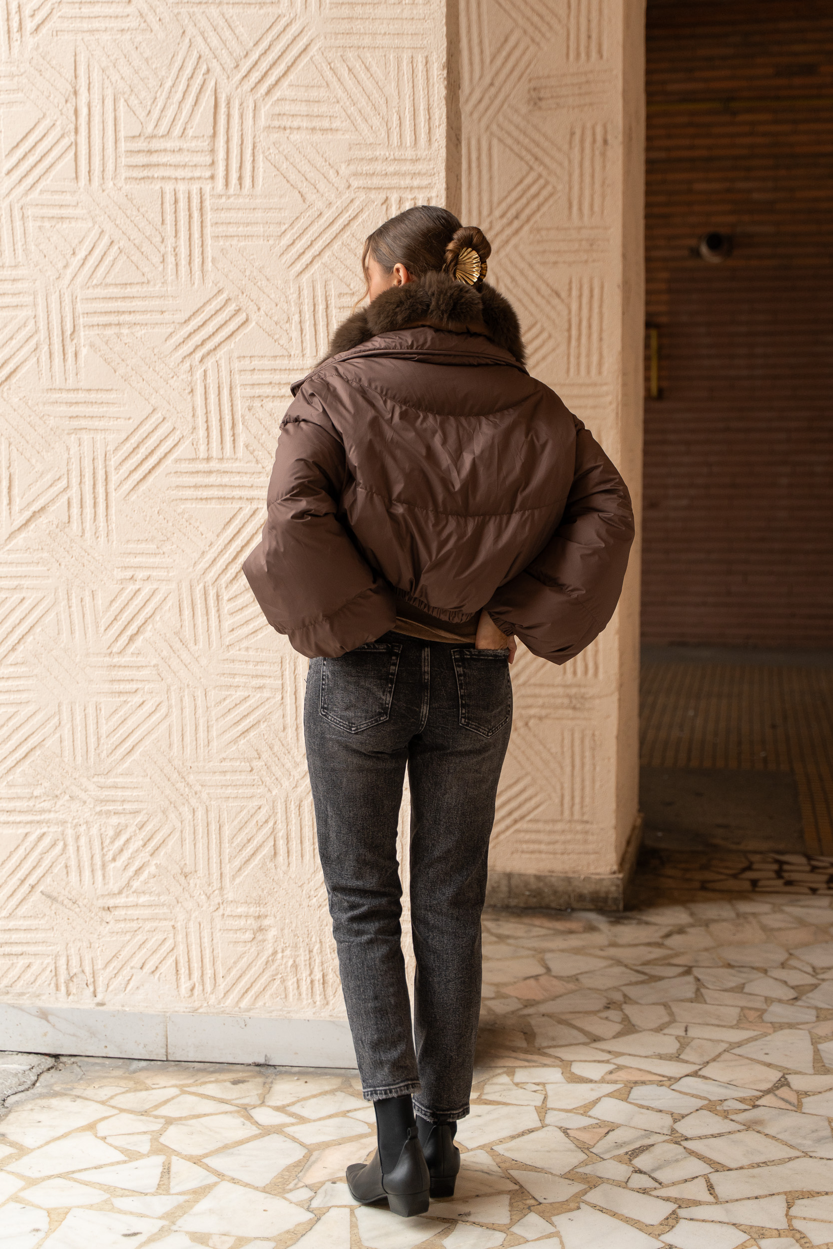 Geaca cu blăniță maro scurtă cu puf și pene