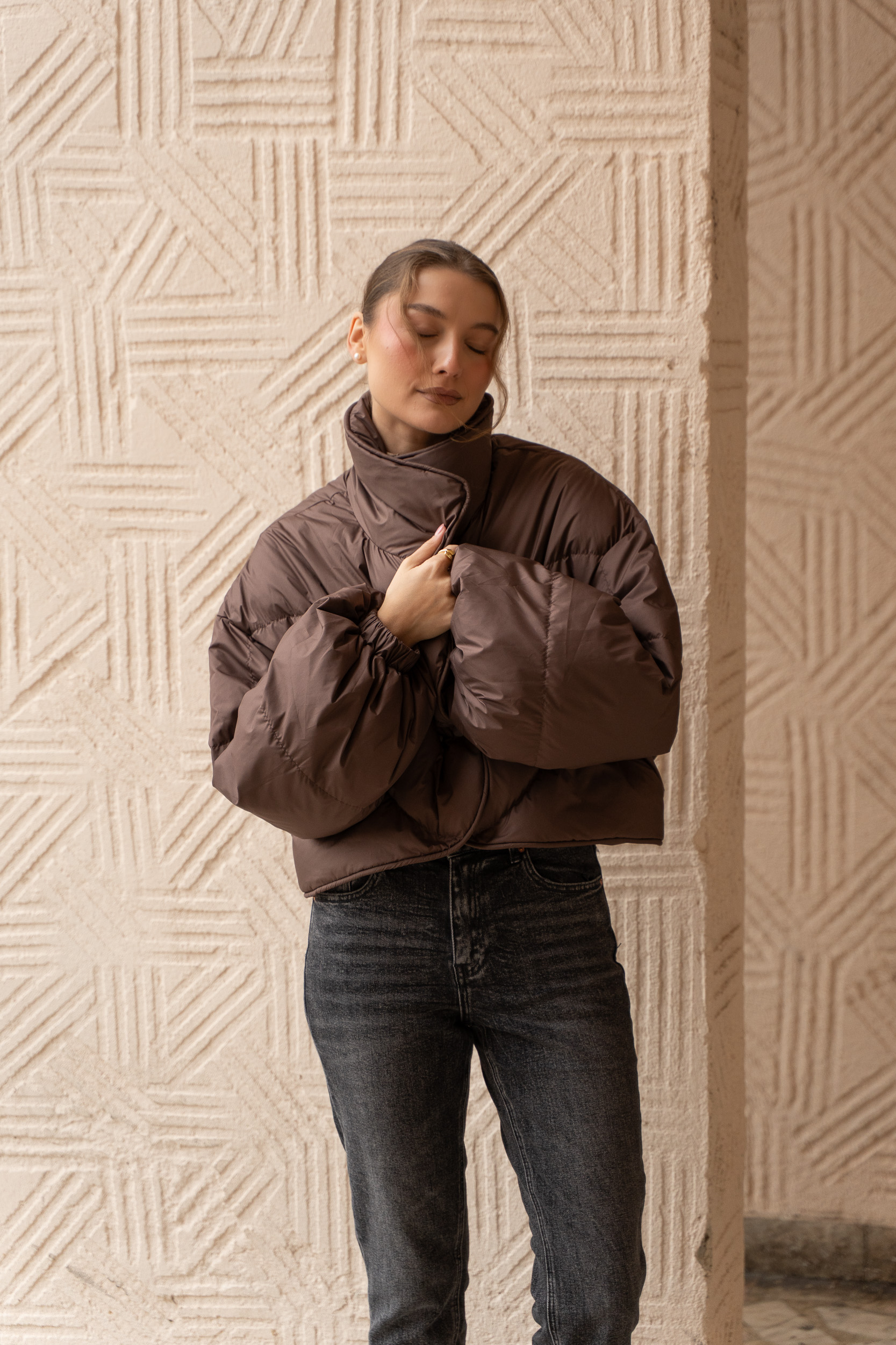 Geaca cu blăniță maro scurtă cu puf și pene