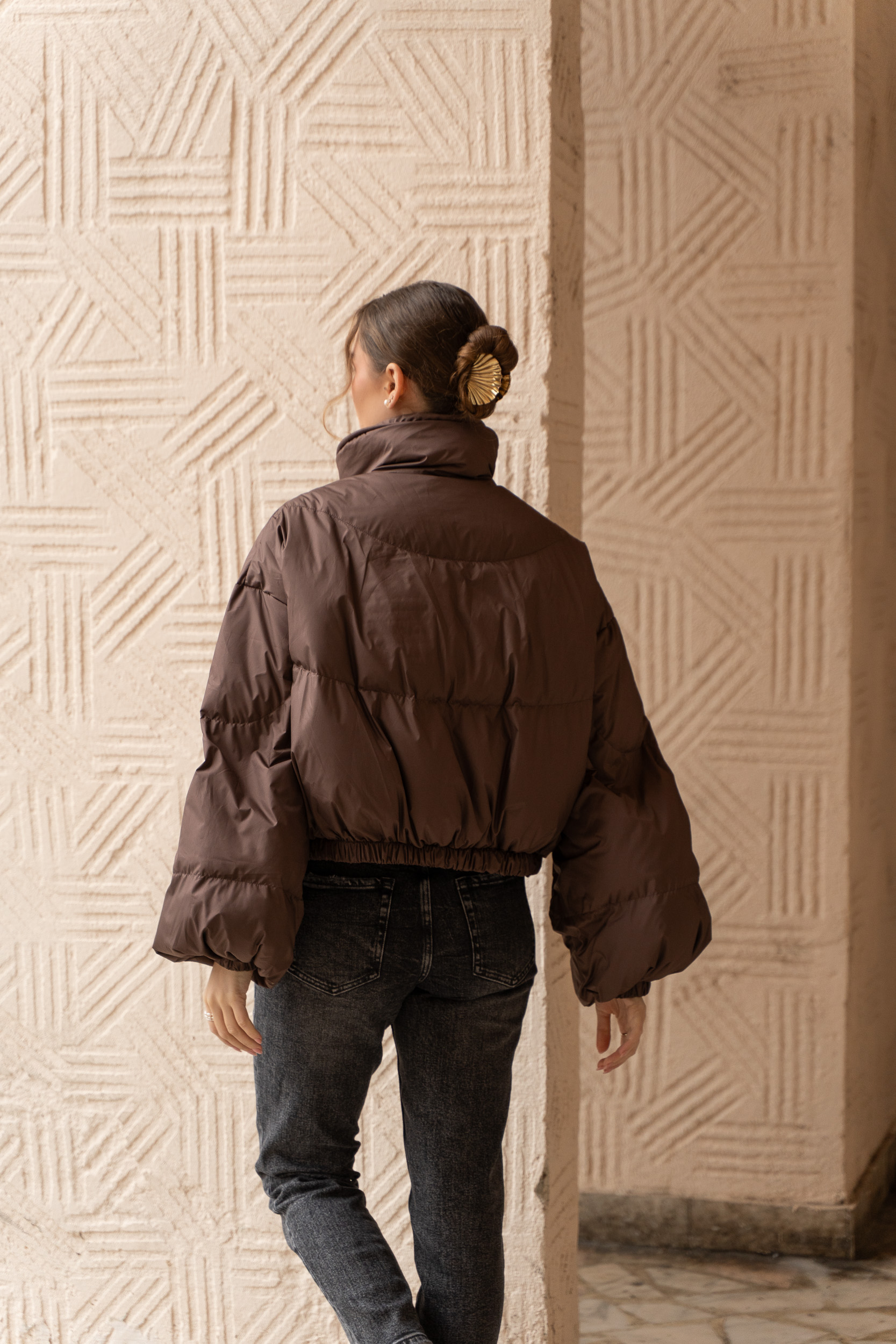 Geaca cu blăniță maro scurtă cu puf și pene