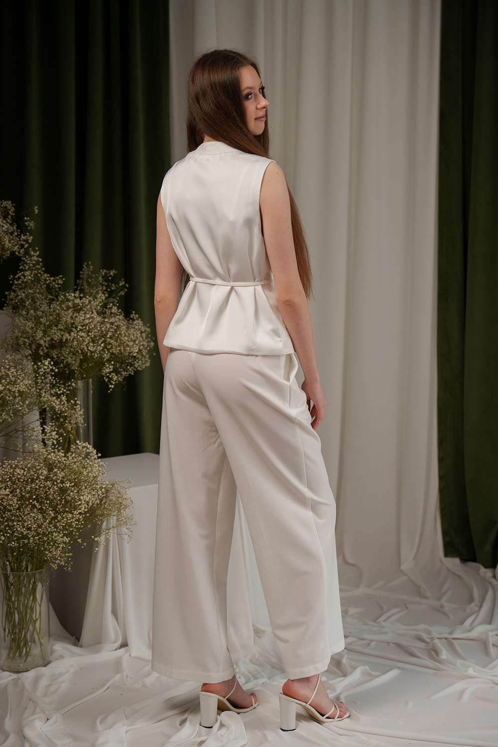 Vestă albă elegantă cu cordon în talie