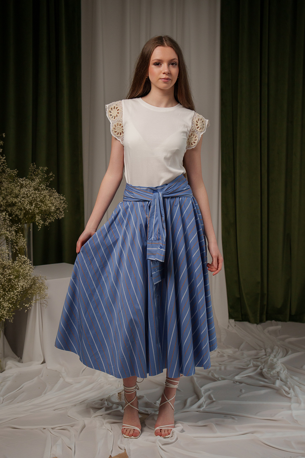 Fustă bleu cu detaliu tip mâneci