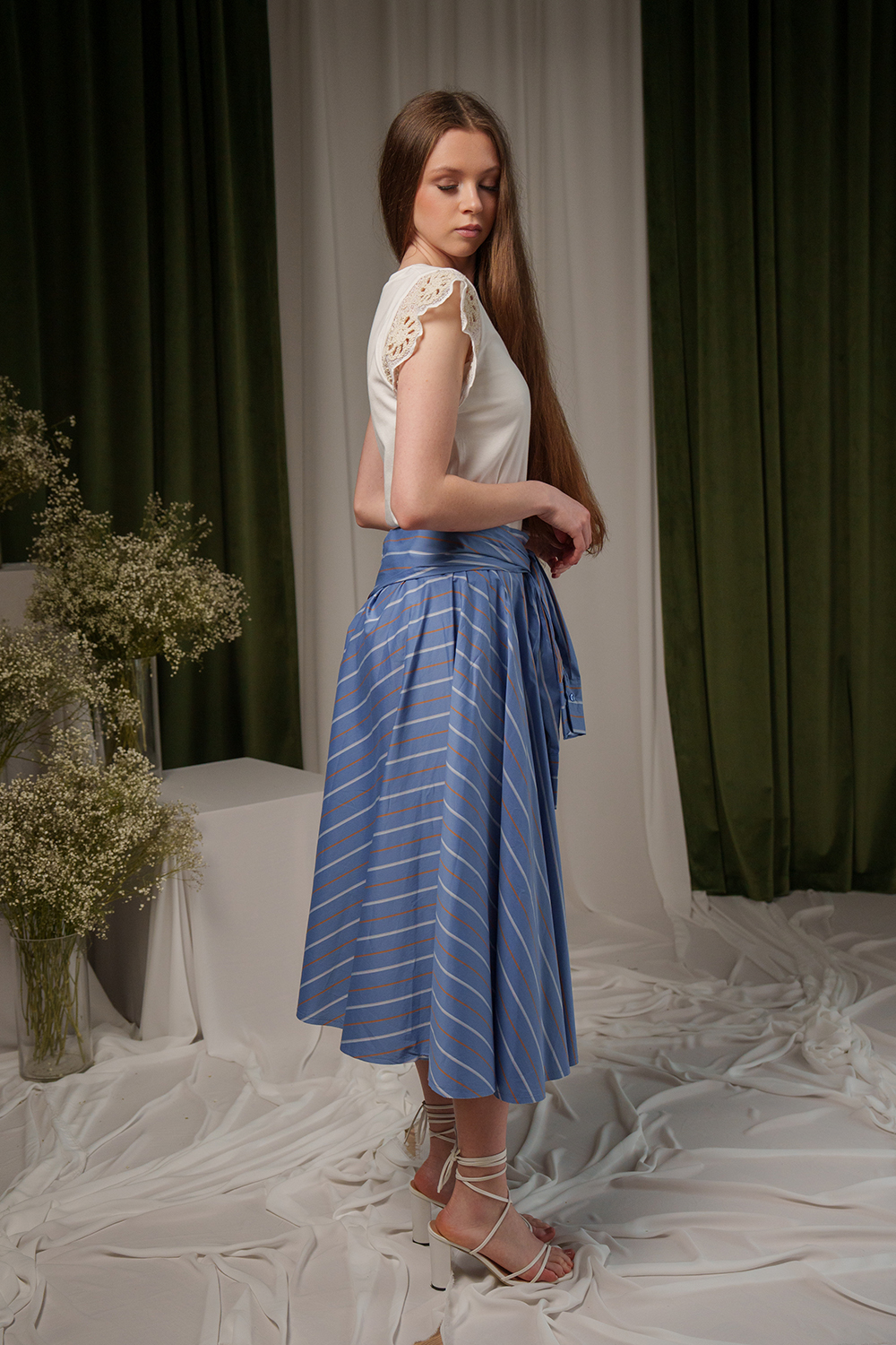 Fustă bleu cu detaliu tip mâneci