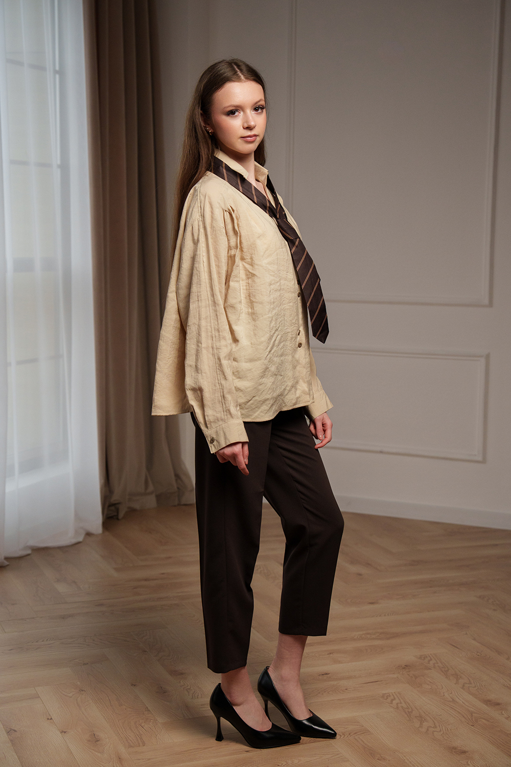 Pantaloni office maro cu croială conică (slim fit)