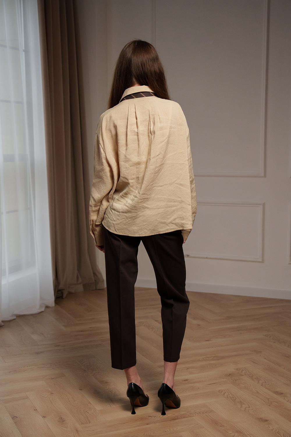 Pantaloni office maro cu croială conică (slim fit)