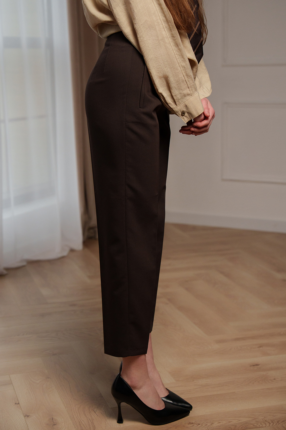 Pantaloni office maro cu croială conică (slim fit)