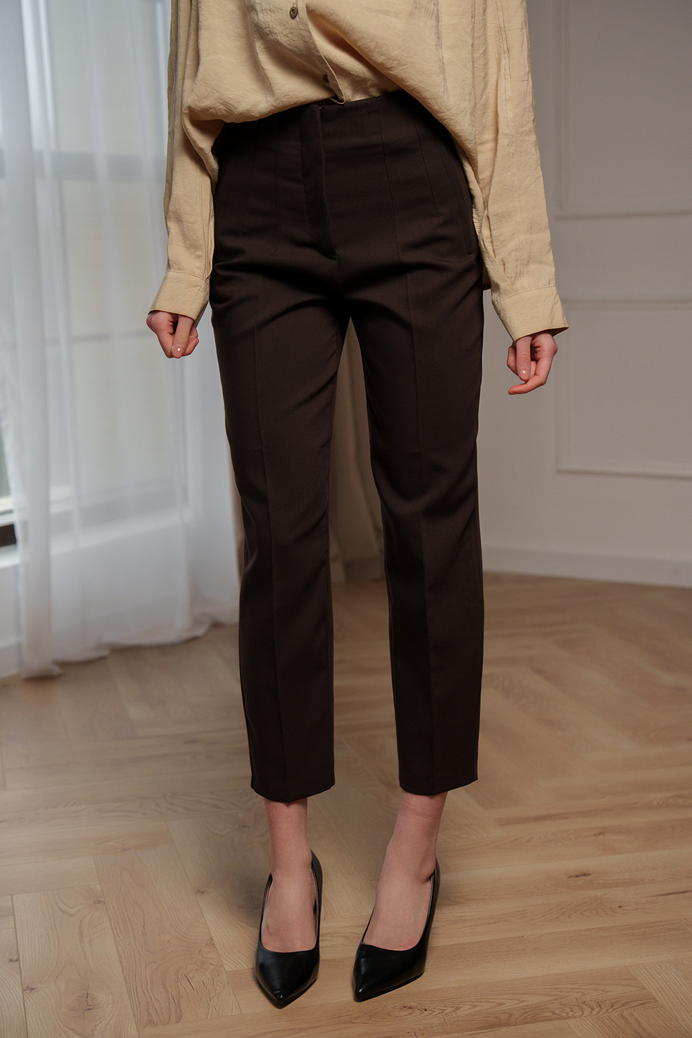 Pantaloni office maro cu croială conică (slim fit)