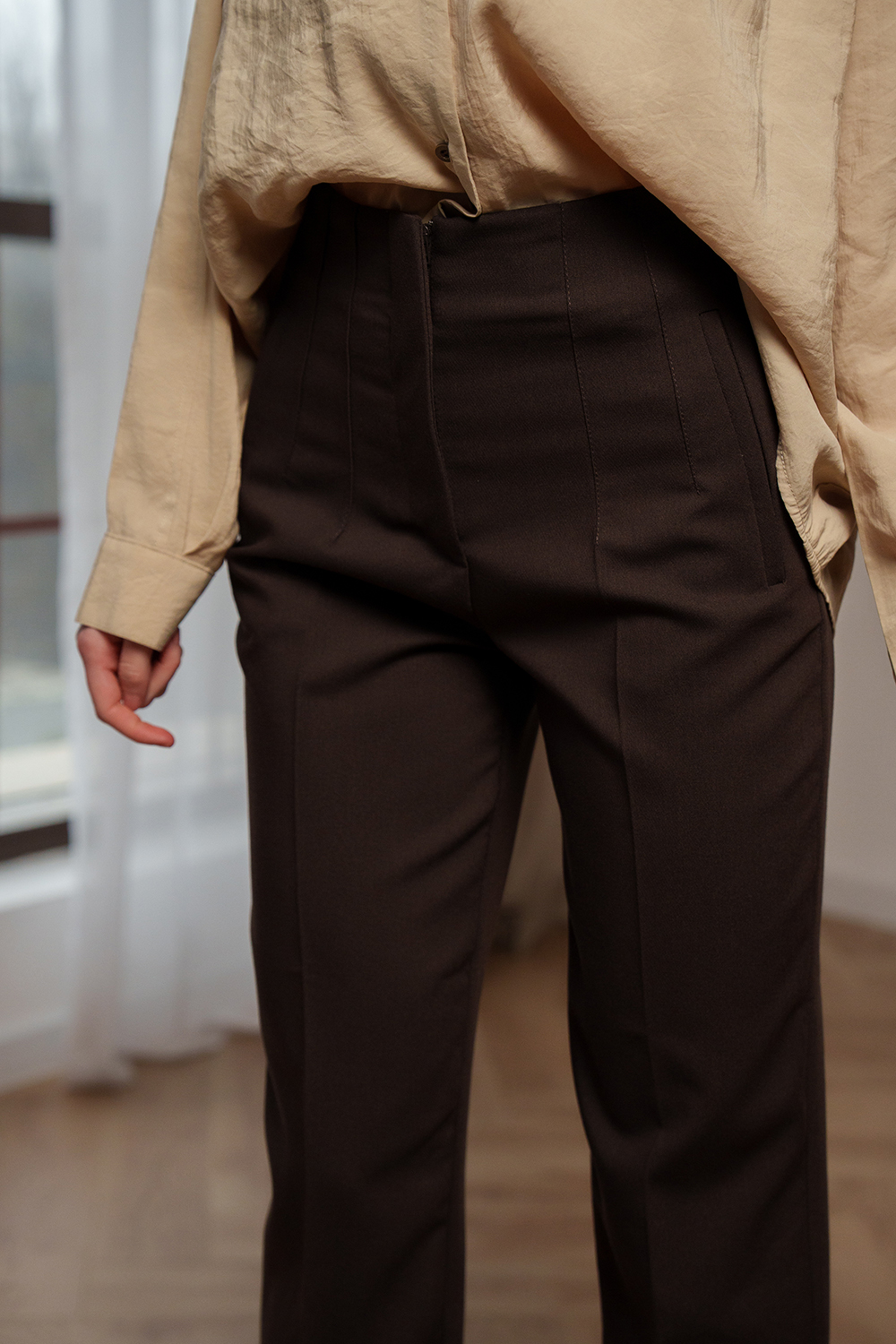 Pantaloni office maro cu croială conică (slim fit)