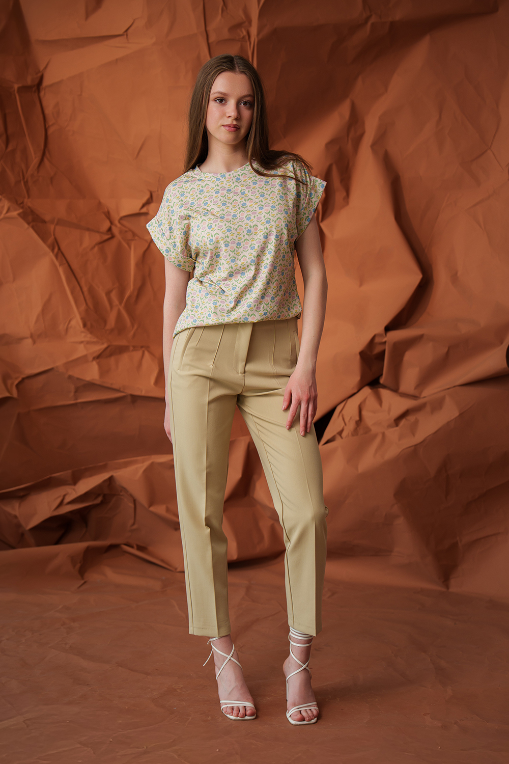 Tricou bej cu model floral