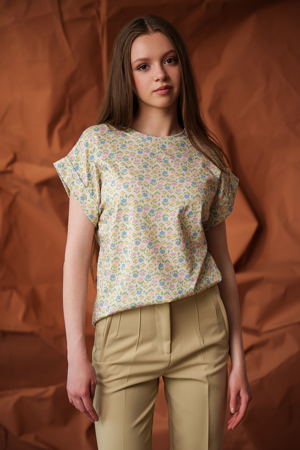 Tricou bej cu model floral